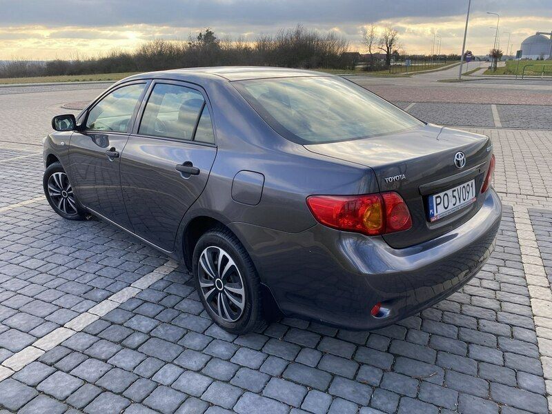 Używany Toyota Corolla 124 KM (91 kW) 2007 Szary Sedan/Limuzyna