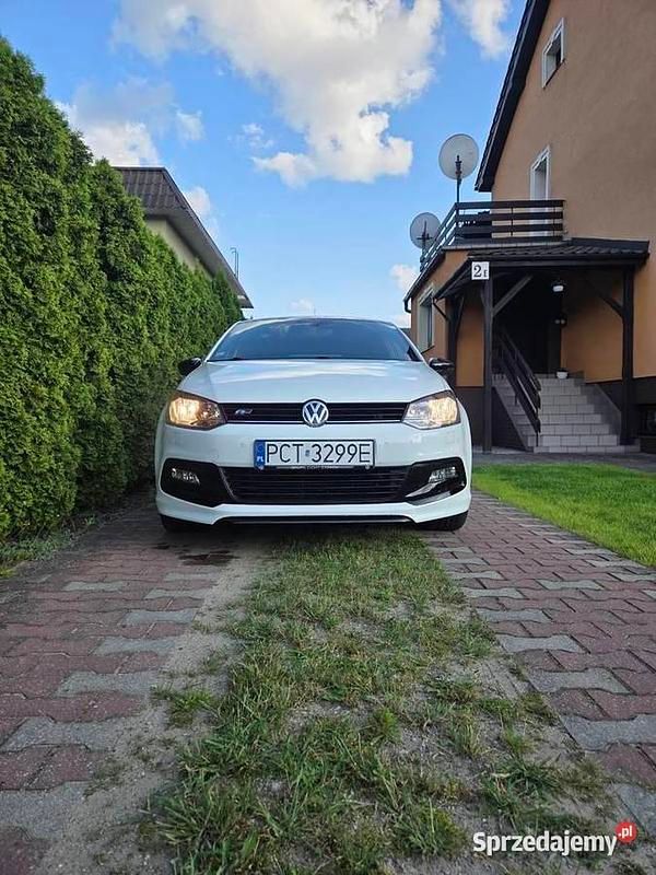 Biały Używany 2015 VW Polo R-line Hatchback | 35 500 zł (Dość drogi) - Obraz 1/4