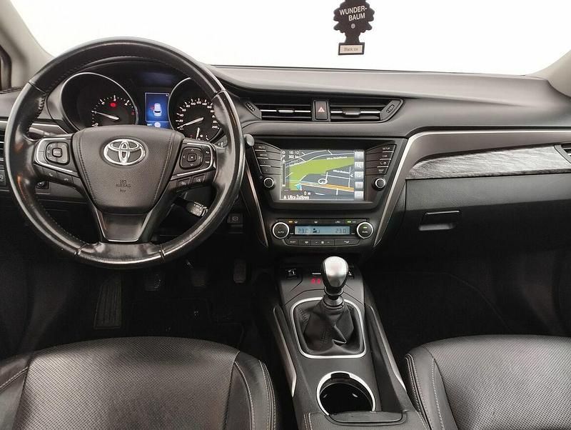 Używany Toyota Avensis 143 KM (105 kW) 2016 Inny kolor Kombi