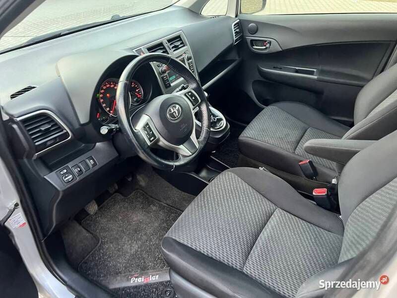 Używany Toyota Verso-S 2013 Srebrny Minivan