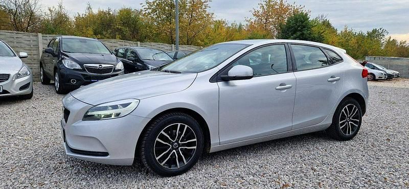 Używany Volvo V40 Momentum 120 KM (88 kW) 2019 Srebrny Kombi
