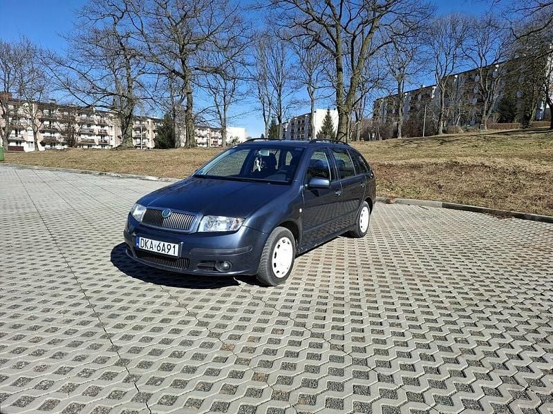 Szary Używany 2005 Skoda Fabia Hatchback | 6200 zł (Uczciwa cena) - Obraz 1/4