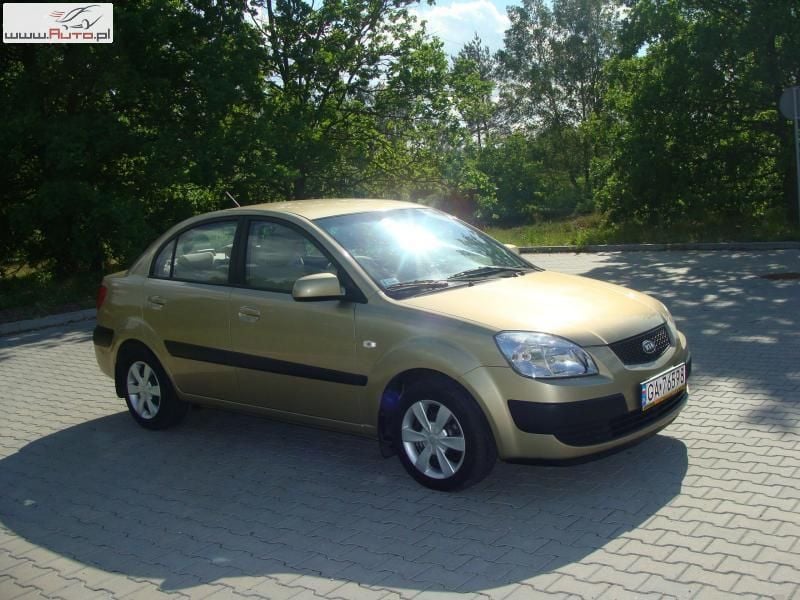 Używany Kia Rio 97 KM (71 kW) 2005 Złoty (metalik) Sedan/Limuzyna