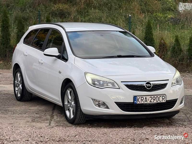 Biały Używany 2011 Opel Astra Sedan/Limuzyna | 15 500 zł (Uczciwa cena) - Obraz 1/4