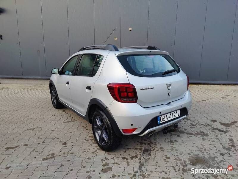 Używany Dacia Sandero Stepway 90 KM (66 kW) 2017 Srebrny Hatchback