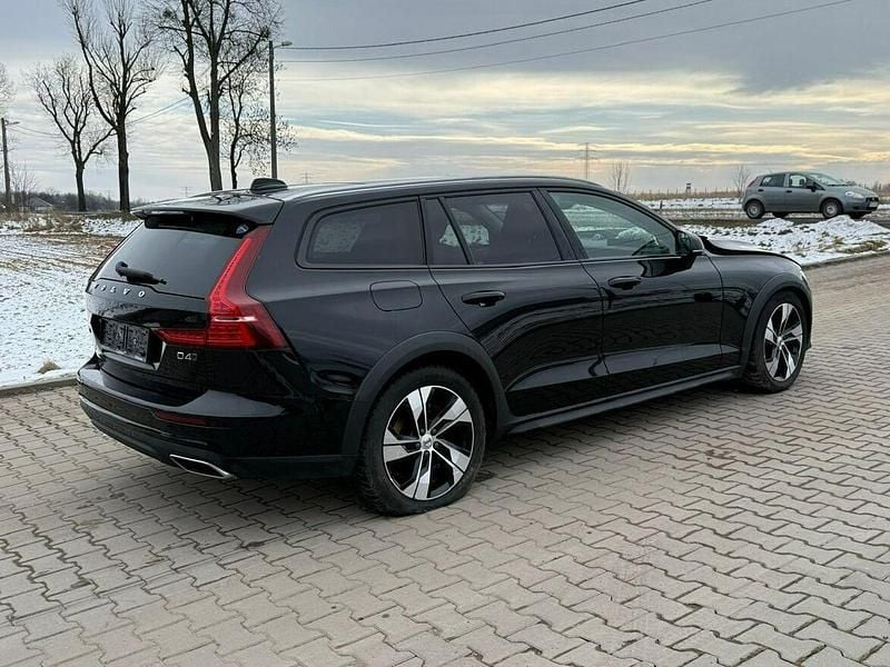 Używany Volvo V60 CC Pro 190 KM (139 kW) 2020 Czarny Kombi