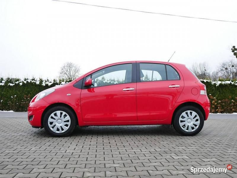 Czerwony Używany 2010 Toyota Yaris Hatchback | 22 900 zł (Uczciwa cena) - Obraz 1/4
