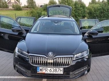Czarny Używany 2020 Skoda Superb Ambition Kombi | 75 200 zł (Uczciwa cena) - Obraz 1/4