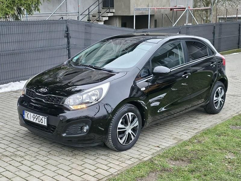 Czarny Używany 2015 Kia Rio Hatchback | 25 900 zł (Uczciwa cena) - Obraz 1/4