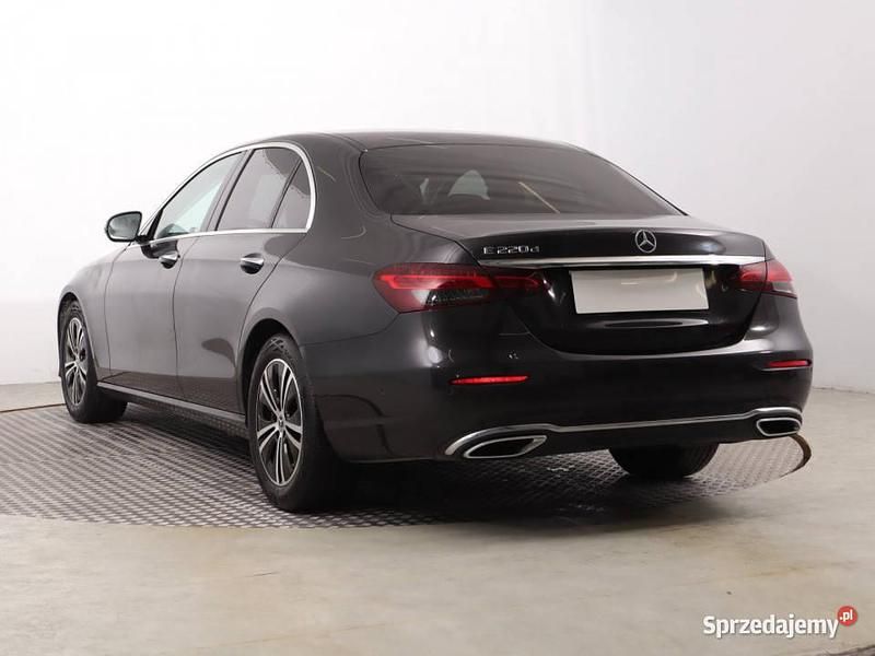 Używany Mercedes E220 2022 Czarny Sedan/Limuzyna