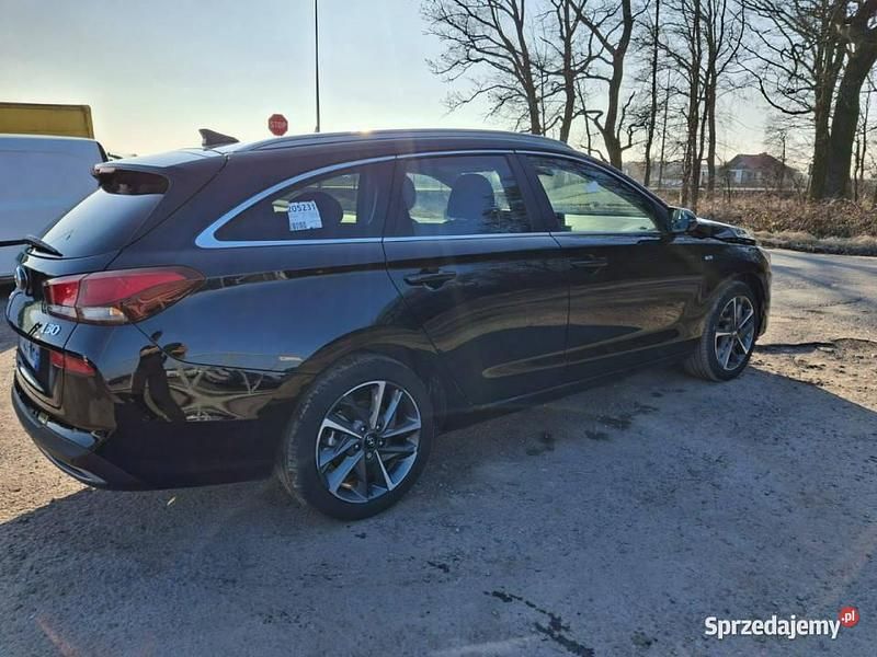 Używany Hyundai i30 120 KM (88 kW) 2024 Czarny Kombi