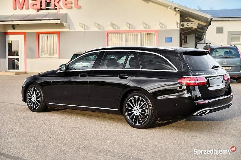Czarny Używany 2017 Mercedes E220 Avantgarde Kombi | 69 900 zł (Dobra cena) - Obraz 1/4