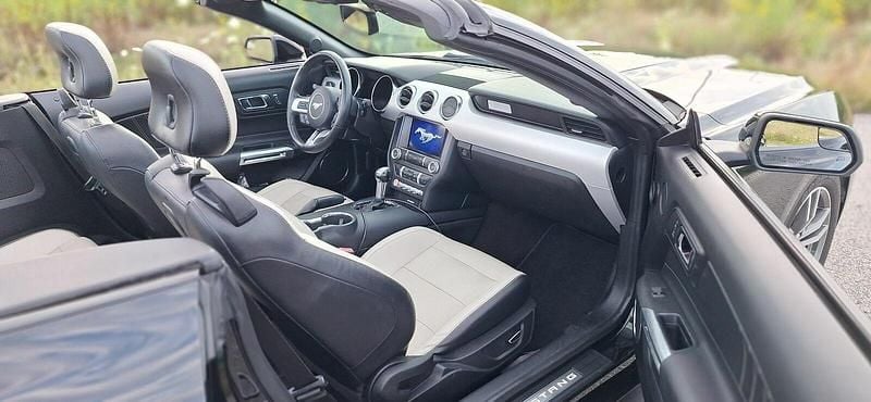 Czarny Używany 2017 Ford Mustang Kabriolet | 70 000 zł - Obraz 1/4