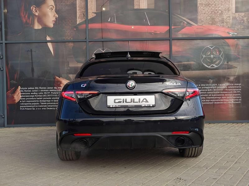 Nowe Alfa Romeo Giulia Veloce 280 KM (205 kW) 2025 Lakier metalizowany czarny  volcano black Sedan/Limuzyna