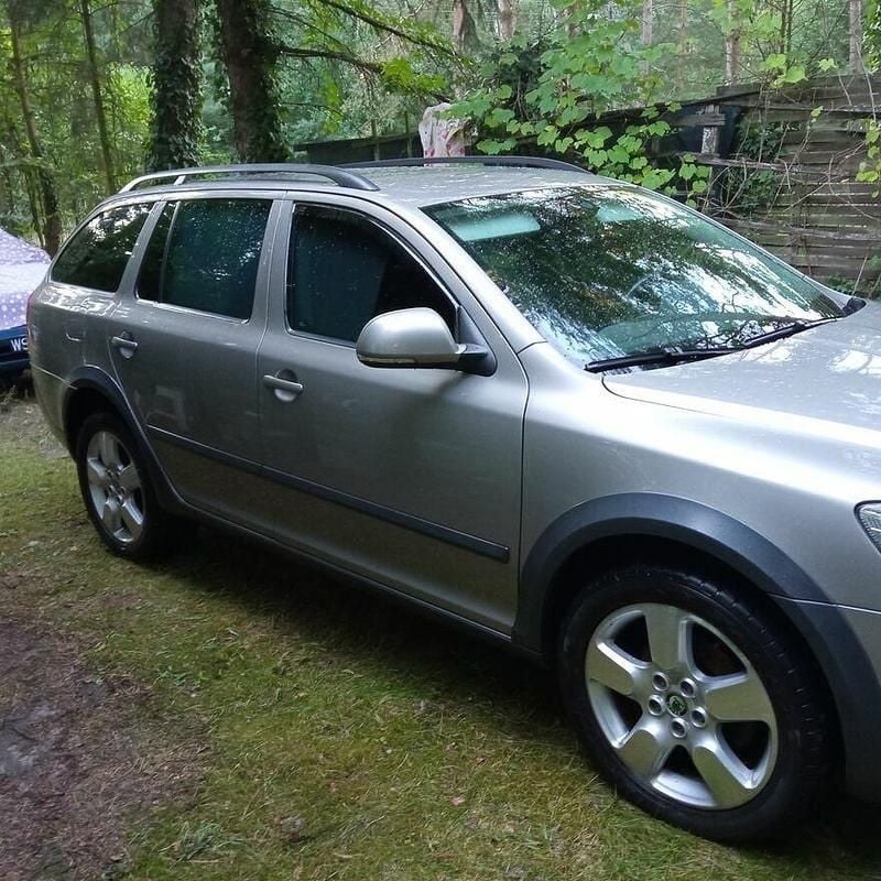 Szary Używany 2010 Skoda Octavia Scout Kombi | 25 000 zł - Obraz 1/4
