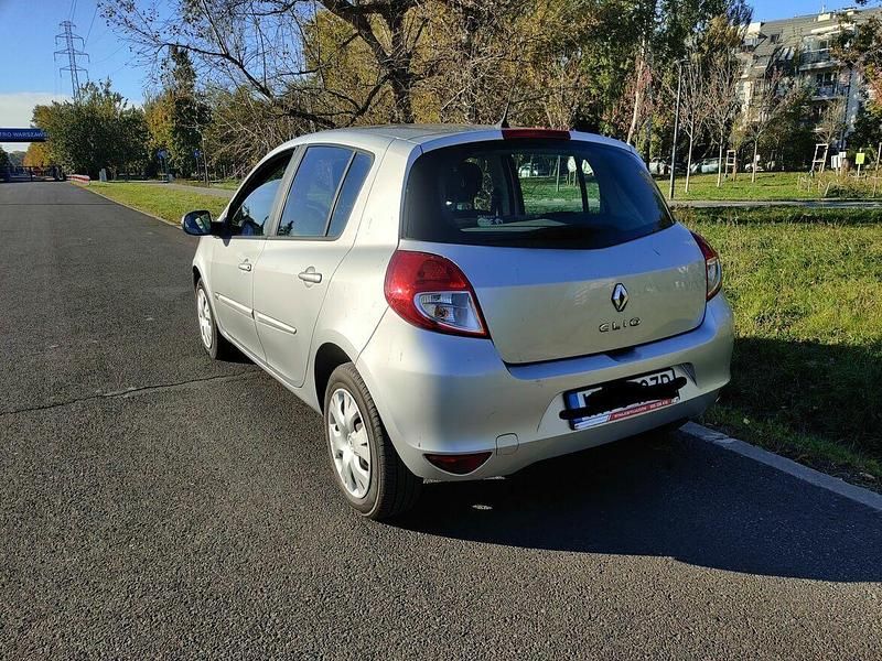 Używany Renault Clio III 75 KM (55 kW) 2012 Srebrny Hatchback