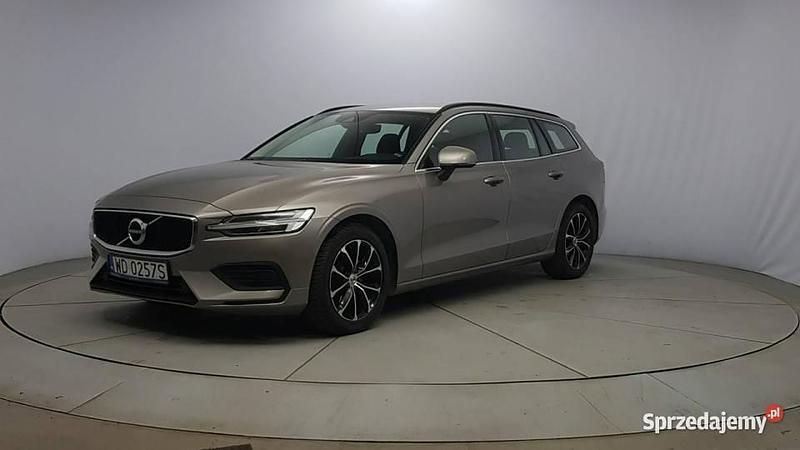 Używany Volvo V60 Momentum 197 KM (144 kW) 2021 Srebrny Kombi