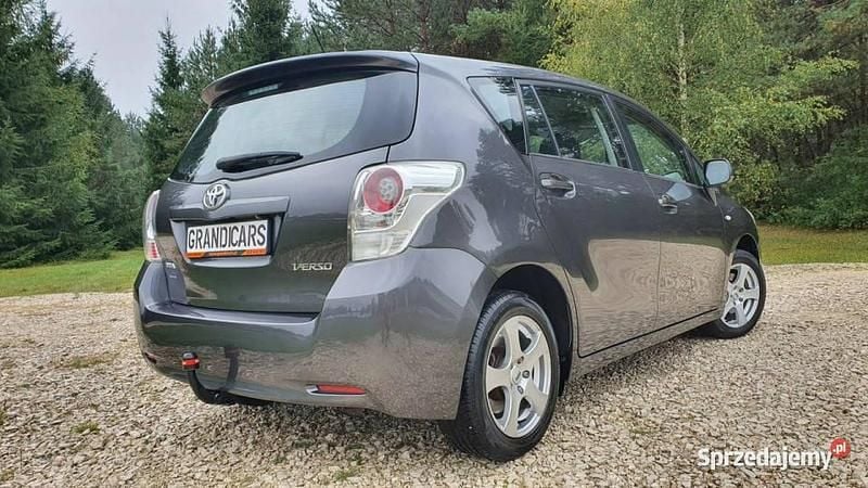 Szary (metalik) Używany 2011 Toyota Verso Minivan | 31 900 zł (Uczciwa cena) - Obraz 1/4