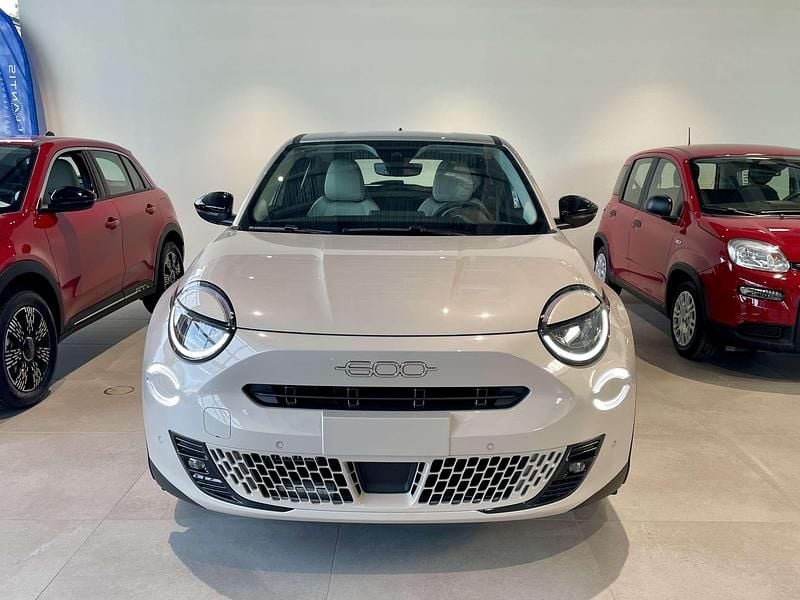 Nowe Fiat 600 Icon 136 KM (100 kW) 2025 Lakier metalizowany lazurowy acqua Hatchback