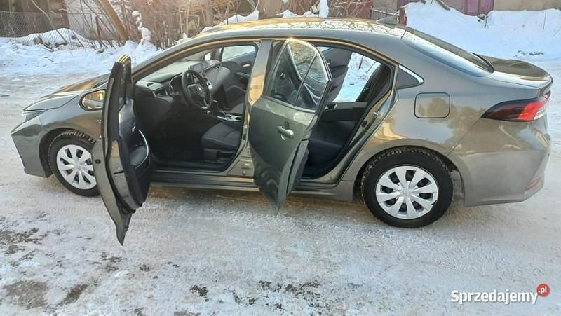 Używany Toyota Corolla Comfort 122 KM (89 kW) 2019 Brązowy Sedan/Limuzyna