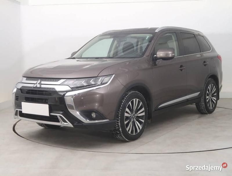 Używany Mitsubishi Outlander 150 KM (110 kW) 2019 Brązowy SUV
