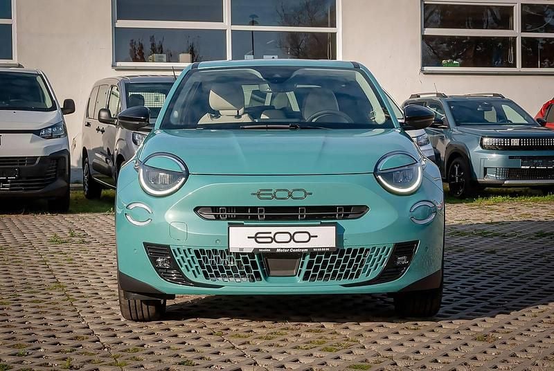 Lakier metalizowany kremowy cappucino Nowe 2025 Fiat 600 La Prima Hatchback | 113 800 zł (Uczciwa cena) - Obraz 1/4
