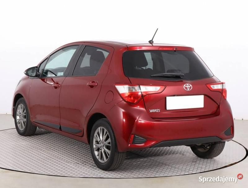 Używany Toyota Yaris 2017 Bordowy Hatchback