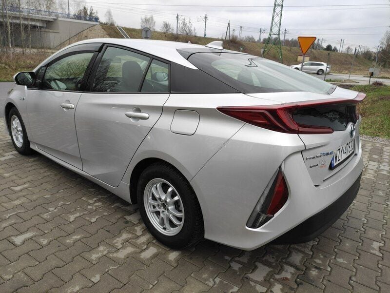 Używany Toyota Prius 122 KM (89 kW) 2021 Srebrny Hatchback