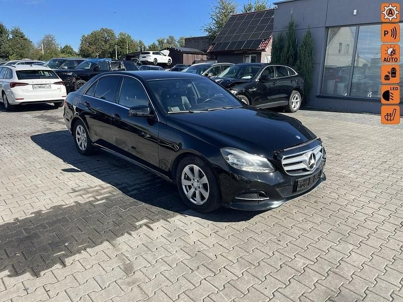 Czarny Używany 2015 Mercedes E200 Sedan/Limuzyna | 28 900 zł - Obraz 1/4