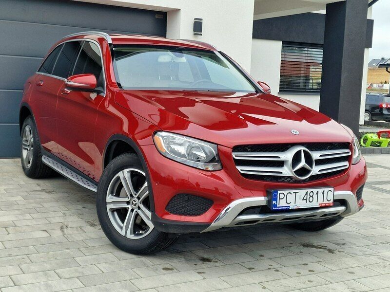 Używany Mercedes GLC300 245 KM (180 kW) 2019 Czerwony SUV