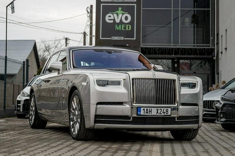 Używany Rolls Royce Phantom 571 KM (419 kW) 2021 Srebrny (metalik) Sedan/Limuzyna