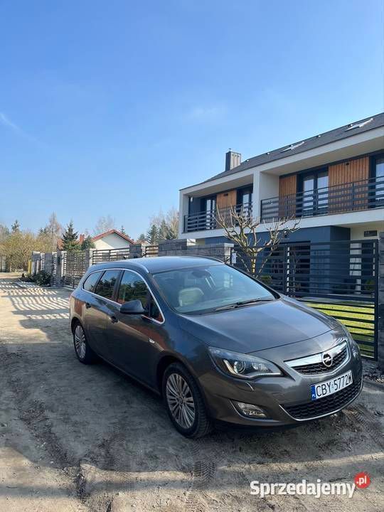 Brązowy Używany 2011 Opel Astra Cosmo Kombi | 15 900 zł (Dobra cena) - Obraz 1/4