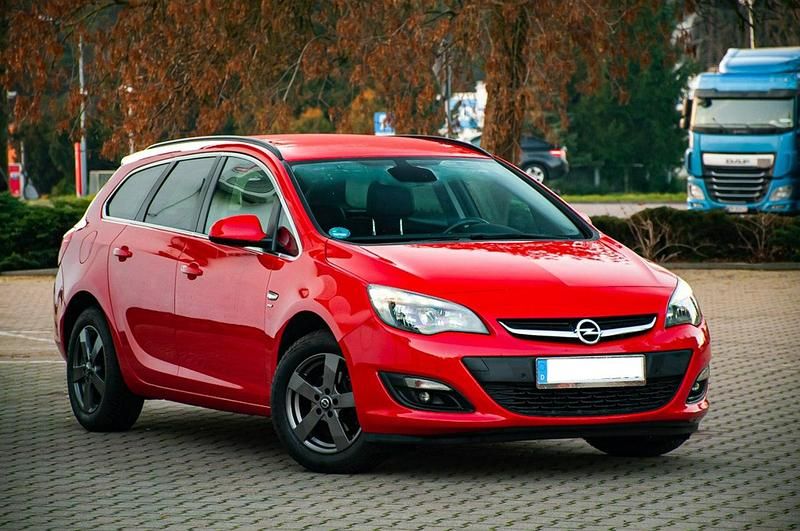 Czerwony Używany 2014 Opel Astra Kombi | 25 900 zł (Uczciwa cena) - Obraz 1/4