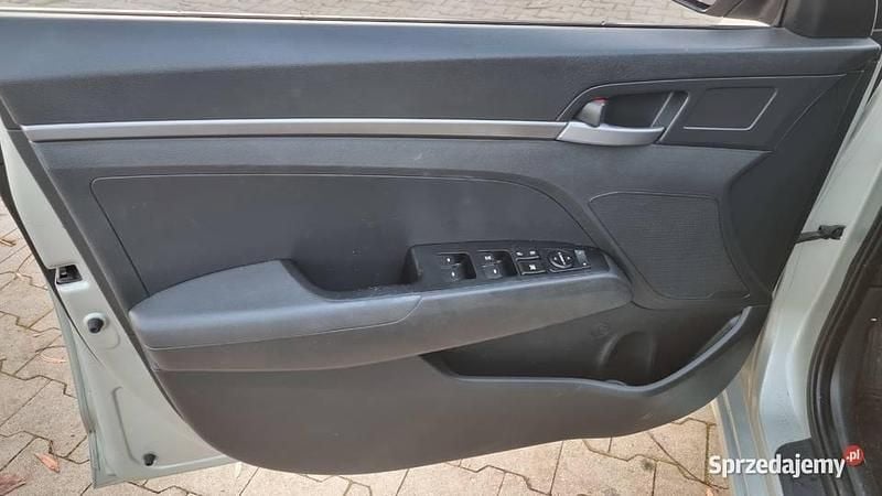 Używany Hyundai Elantra 128 KM (94 kW) 2017 Beżowy Sedan/Limuzyna