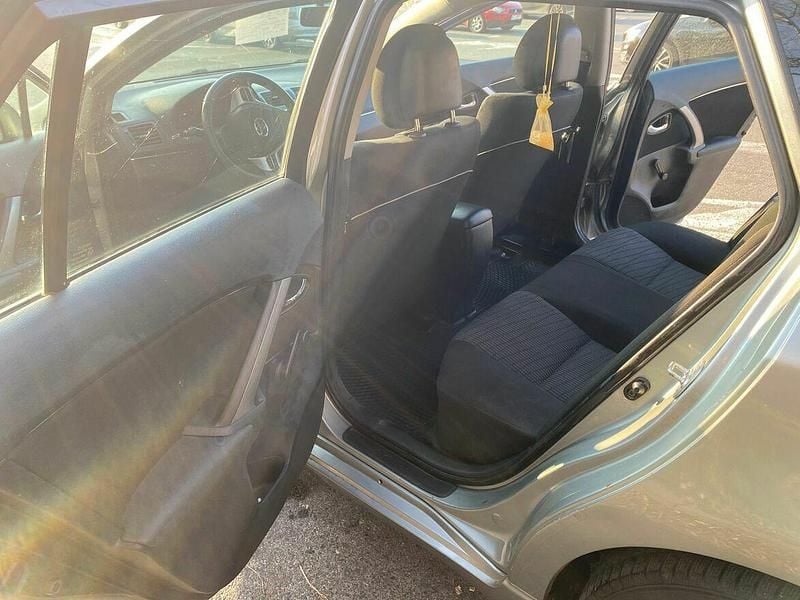 Używany Toyota Avensis 2013 Srebrny Kombi