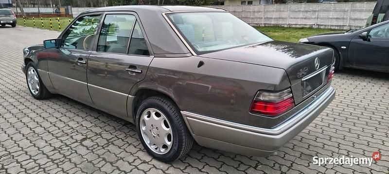 Używany Mercedes E200 1990 Brązowy Sedan/Limuzyna