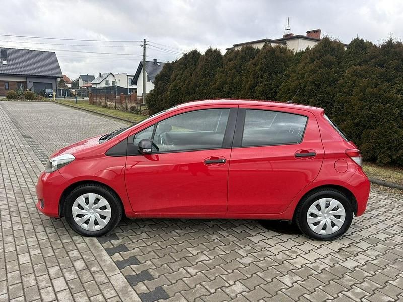 Używany Toyota Yaris 69 KM (50 kW) 2013 Czerwony (metalik) Hatchback