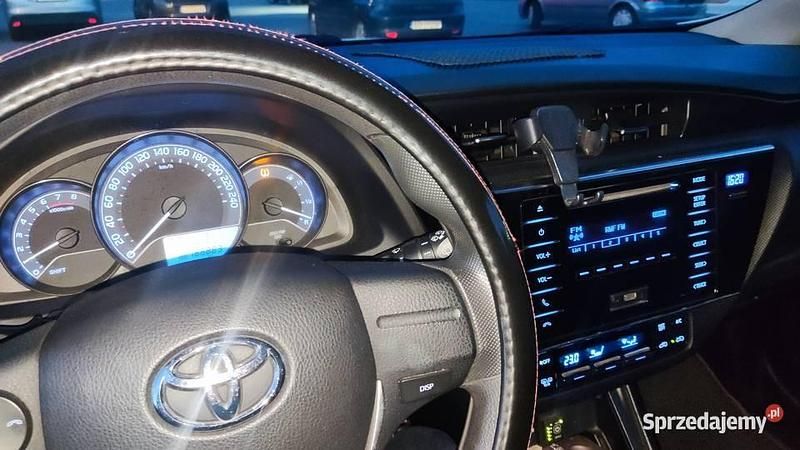 Używany Toyota Auris Premium 99 KM (72 kW) 2016 Biały Hatchback