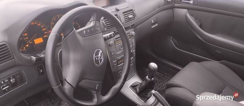 Używany Toyota Avensis T2 129 KM (94 kW) 2004 Srebrny Sedan/Limuzyna