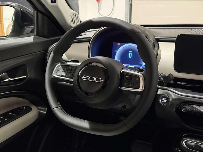 Nowe Fiat 600 La Prima 145 KM (106 kW) 2025 Lakier pastelowy biały gelato z dachem w kolorze czarny cinema Hatchback