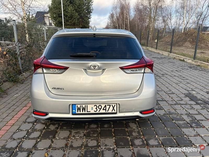 Używany Toyota Auris 2018 Srebrny Sedan/Limuzyna