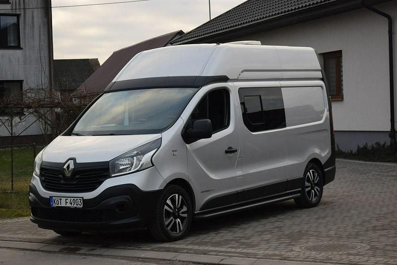 Srebrny Używany 2016 Renault Trafic Minivan | 59 900 zł (Uczciwa cena) - Obraz 1/4