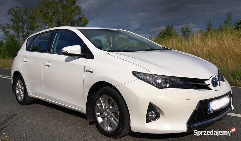 Używany Toyota Auris Hybrid 2014 Biały Hatchback