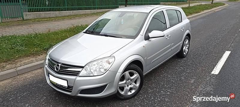 Srebrny Używany 2008 Opel Astra Hatchback | 14 800 zł - Obraz 1/4