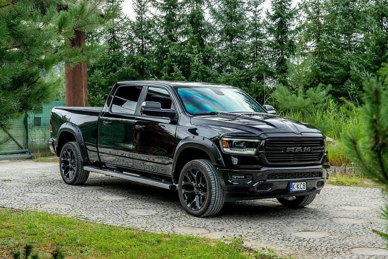 Czarny (metalik) Używany 2019 RAM 1500 Pickup | 219 777 zł (Drogi) - Obraz 1/4