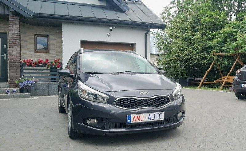 Szary Używany 2013 Kia Ceed 2 Kombi | 24 950 zł (Uczciwa cena) - Obraz 1/4
