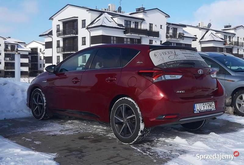 Używany Toyota Auris Hybrid 2017 Bordowy Hatchback