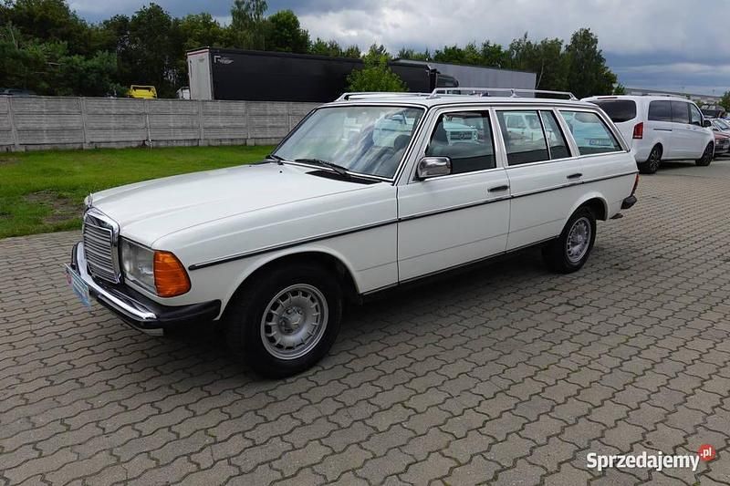 Biały Używany 1982 Mercedes 240 Kombi | 45 000 zł - Obraz 1/4