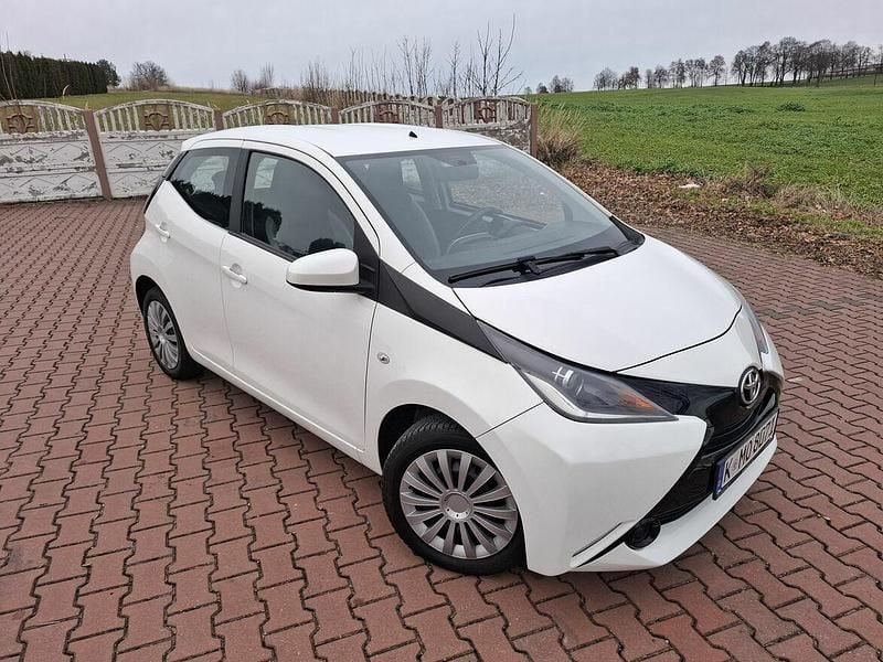 Używany Toyota Aygo 69 KM (50 kW) 2016 Biały Hatchback