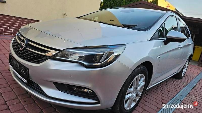 Srebrny Używany 2017 Opel Astra Kombi | 31 500 zł (Uczciwa cena) - Obraz 1/4